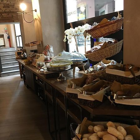 Alessi Hotel Trattoria เดเซนซาโนเดลการ์ดา ภายนอก รูปภาพ